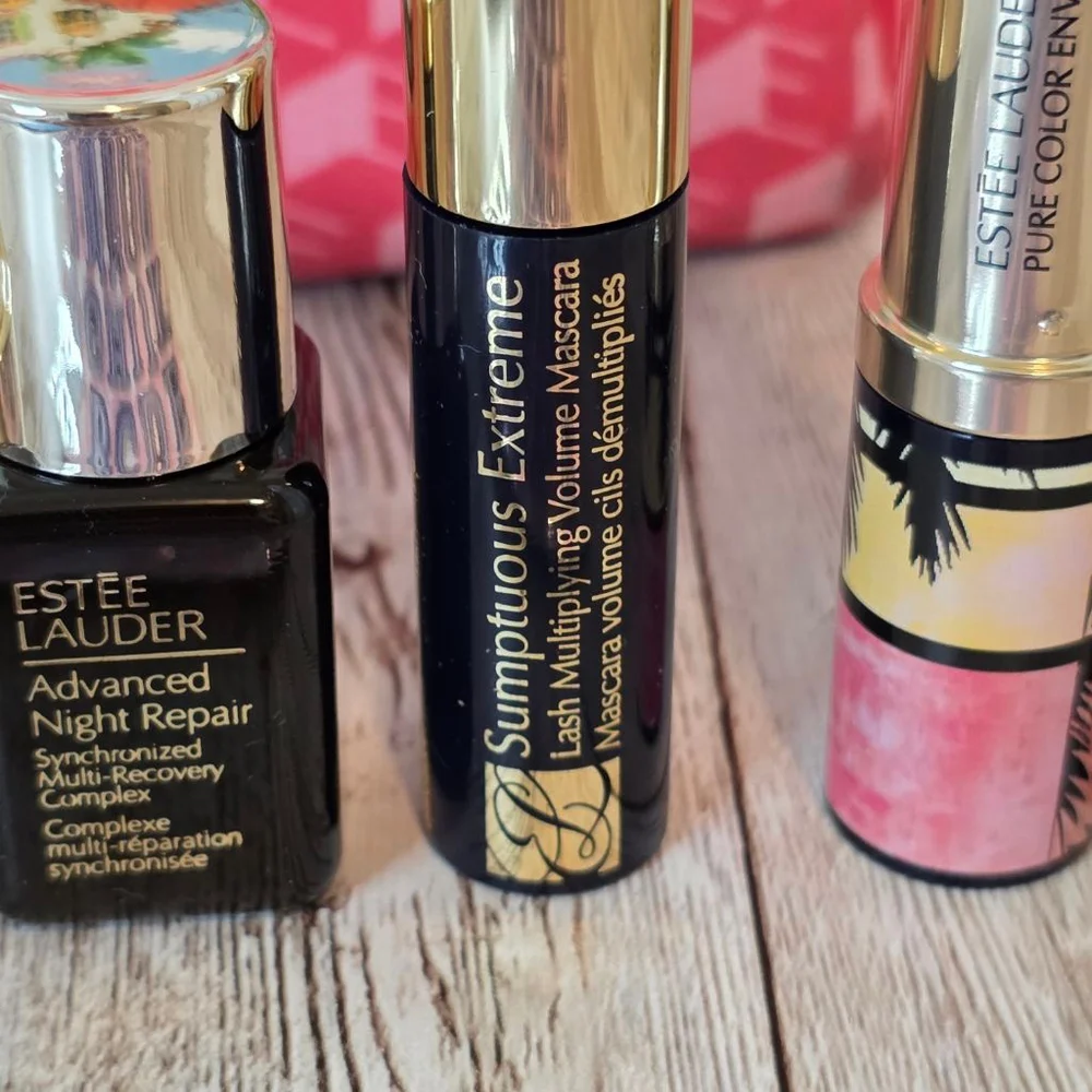 Women's Estee Lauder set of 7 makeup and skincare items